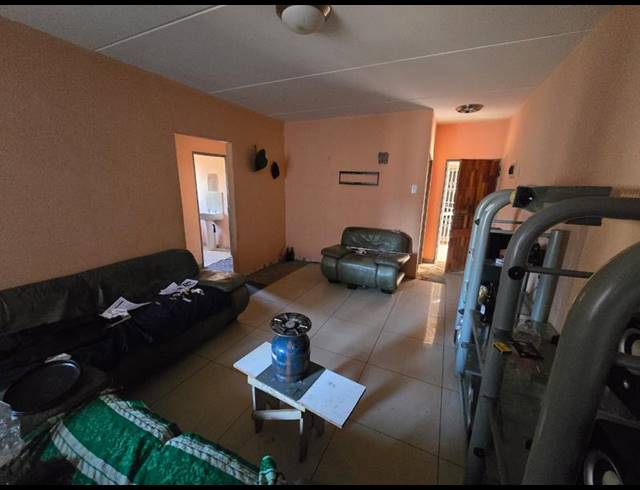 3 BEDROOM APARTMENT FOR SALE IN JABULANI